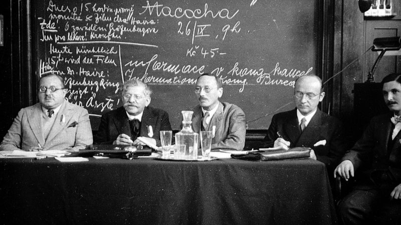 Fotografia de conferência sobre reforma sexual com alguns representantes mundiais; Magnus Hirschfeld é o segundo, da esquerda para a direita