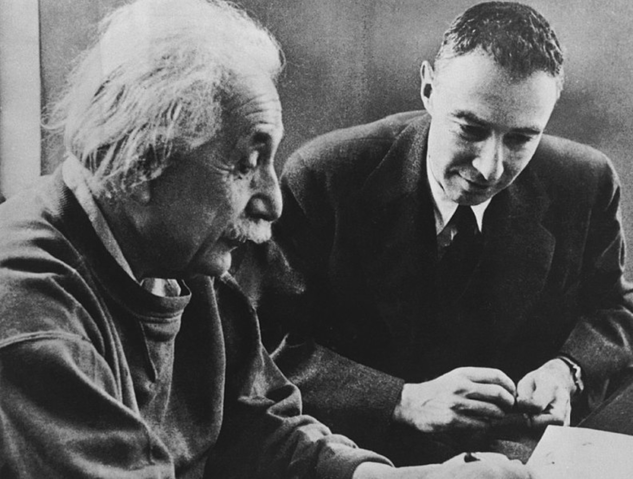 Os físicos Albert Einstein e Robert Oppenheimer reunidos