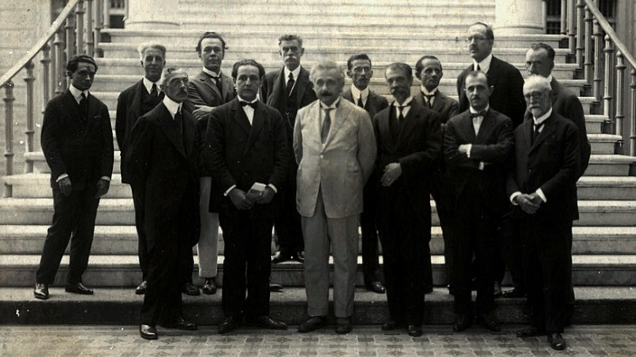 Einstein durante visita ao Brasil, em fotografia no Museu Nacional