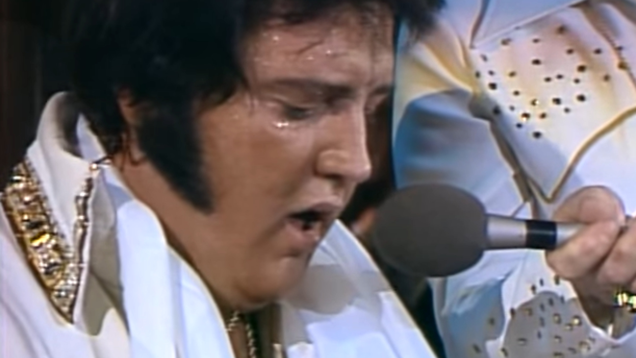Elvis em apresentação, já mais velho e acima do peso
