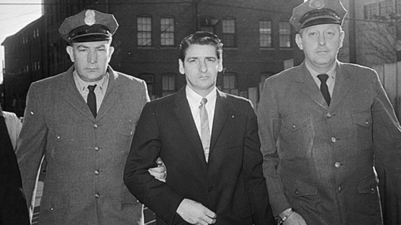 Albert DeSalvo, o 'estrangulador de Boston', acompanhado por dois policiais