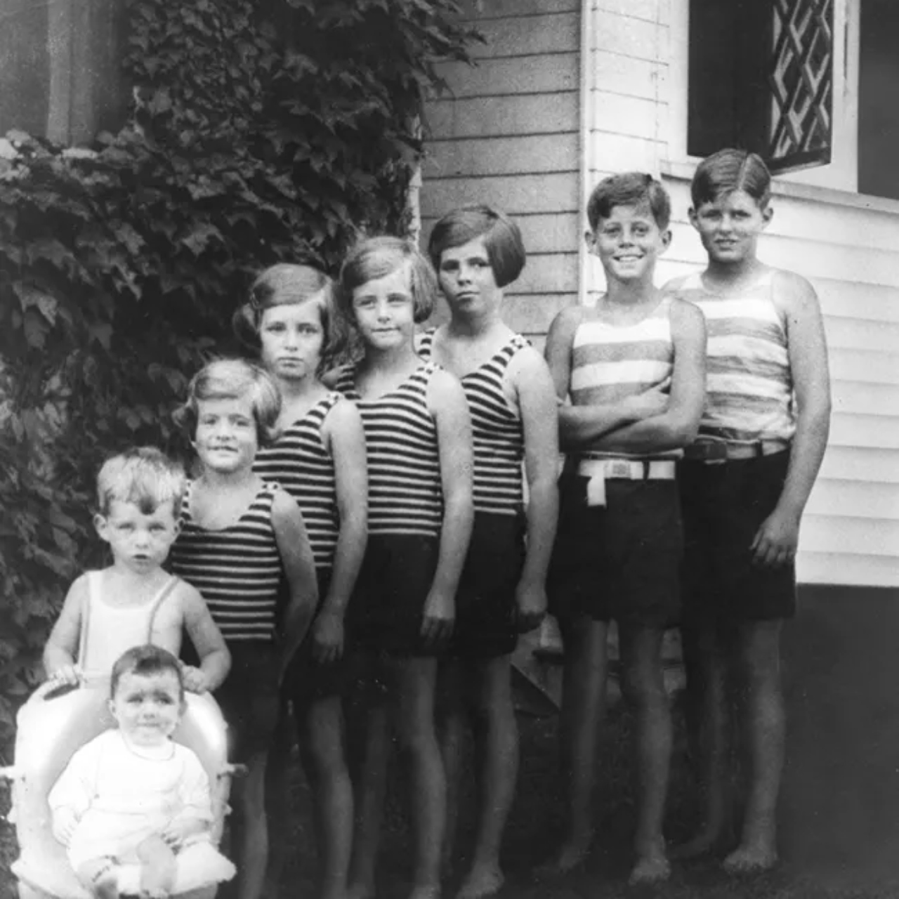 Fotografia com todos os irmãos da família Kennedy quando crianças