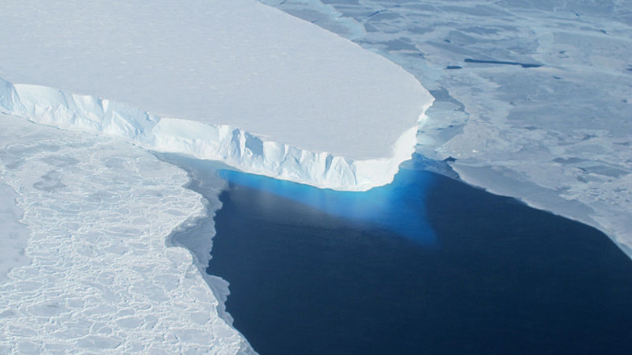 Fotografia da geleira Thwaites, conhecida também como 'geleira do apocalipse'