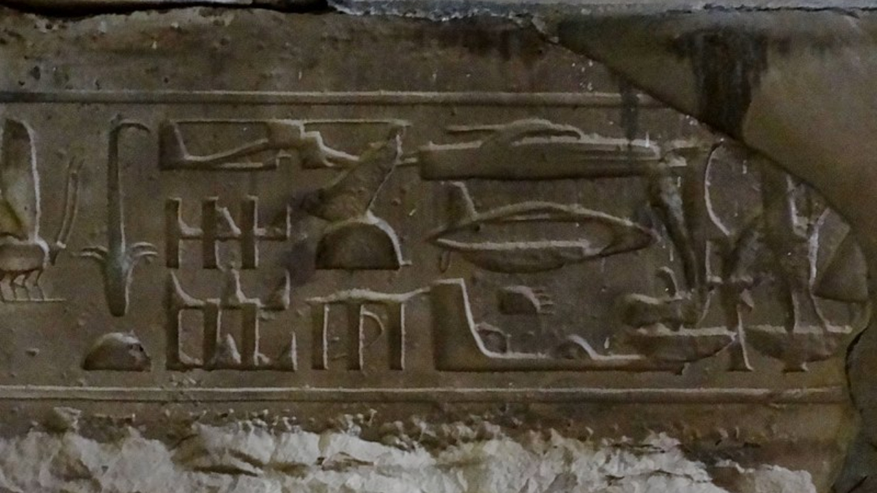 Hieróglifos que parecem representar helicópteros e outros objetos modernos