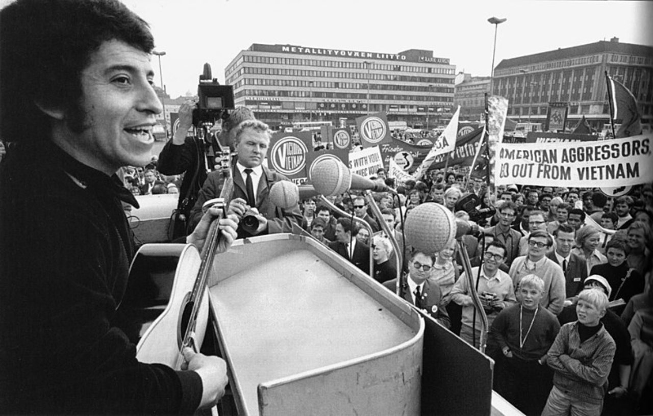 Fotografia de 1969 com Víctor Jara em protesto contra a Guerra do Vietnã em Helsinque, capital da Finlândia