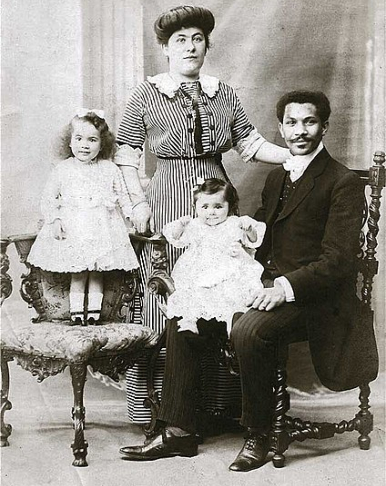 Fotografia de família de Joseph Laroche, Juliette Lafargue e as duas filhas