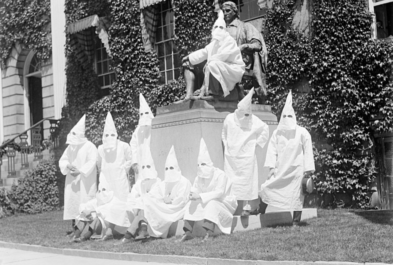 Fotografia de 1926 de membros da Ku Klux Klan, organização terrorista e racista dos Estados Unidos, de Harvard