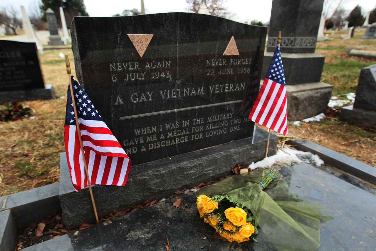 Lápide de Leonard Matlovich, identificado como "Um Veterano Gay do Vietnã"