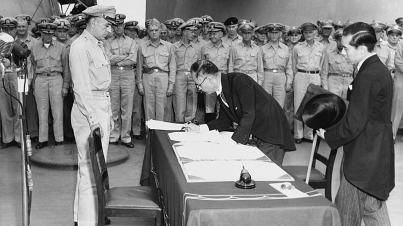 Antiga fotografia do ex-Ministro das Relações Exteriores do Japão, Mamoru Shigemitsu, assinando o documento que encerraria oficialmente a Segunda Guerra Mundial