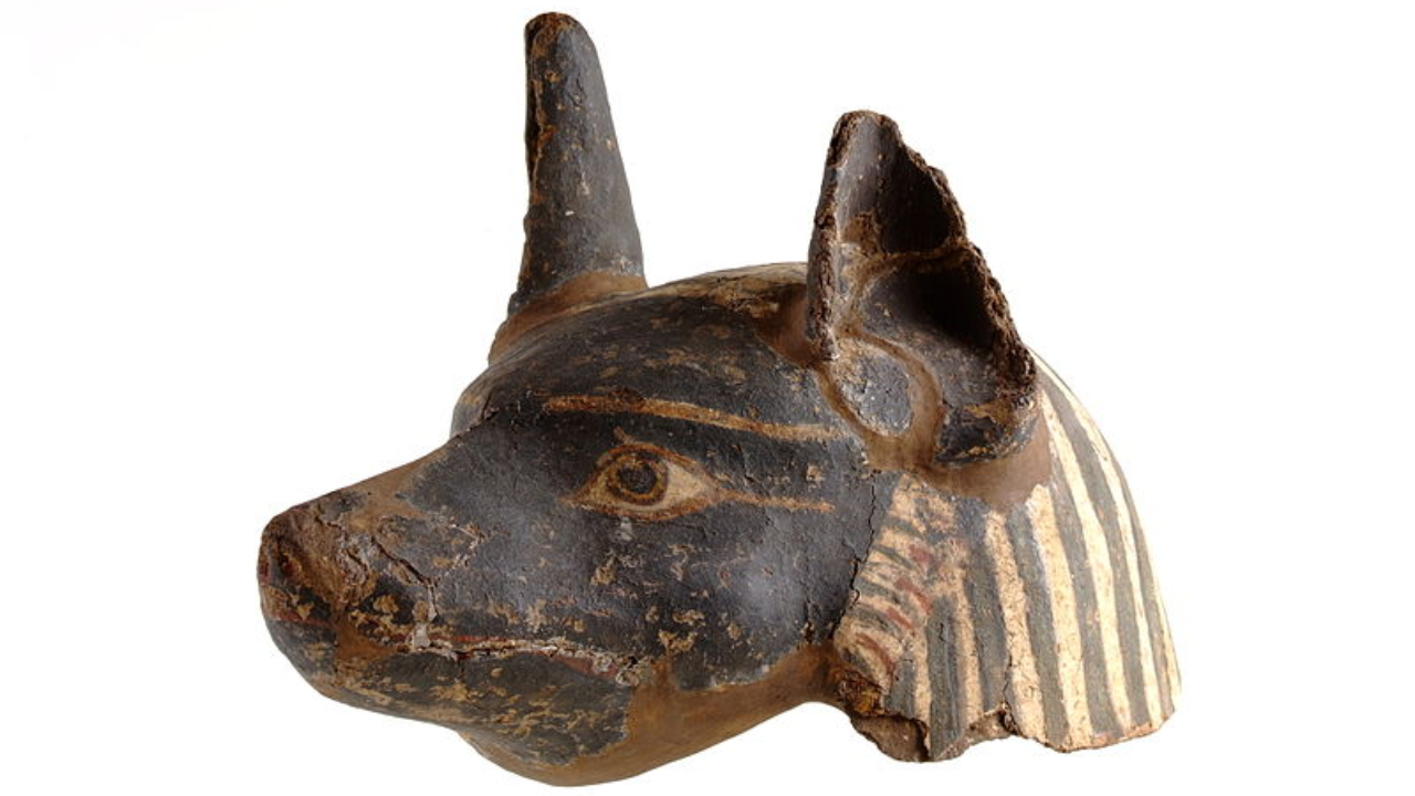 Máscara de Anúbis utilizada em rituais de mumificaçaõ