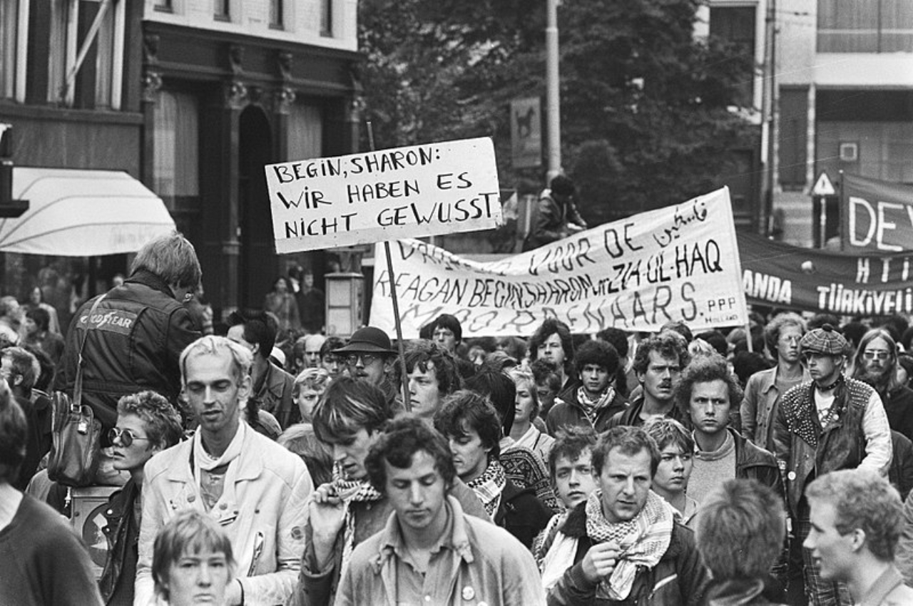 Manifestantes em protesto após o Massacre de Sabra e Chatila, em 1982