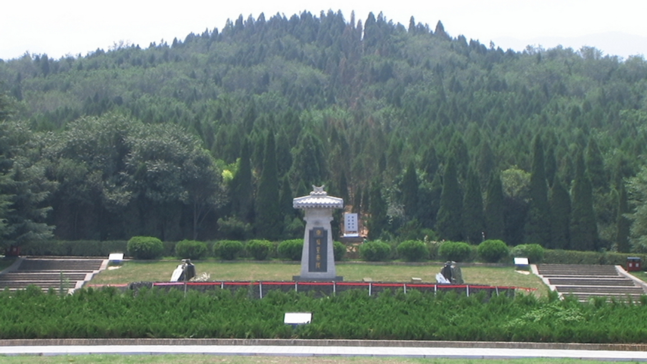 Monumento em frente à montanha sob a qual se encontra soterrado o mausoléu de Qin Shi Huang