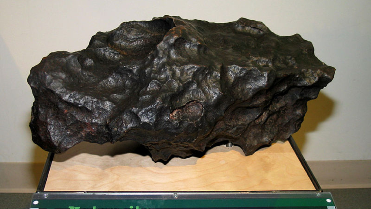 Fragmento de meteorito Canyon Diablo, que criou uma cratera enorme no Arizona, nos Estados Unidos