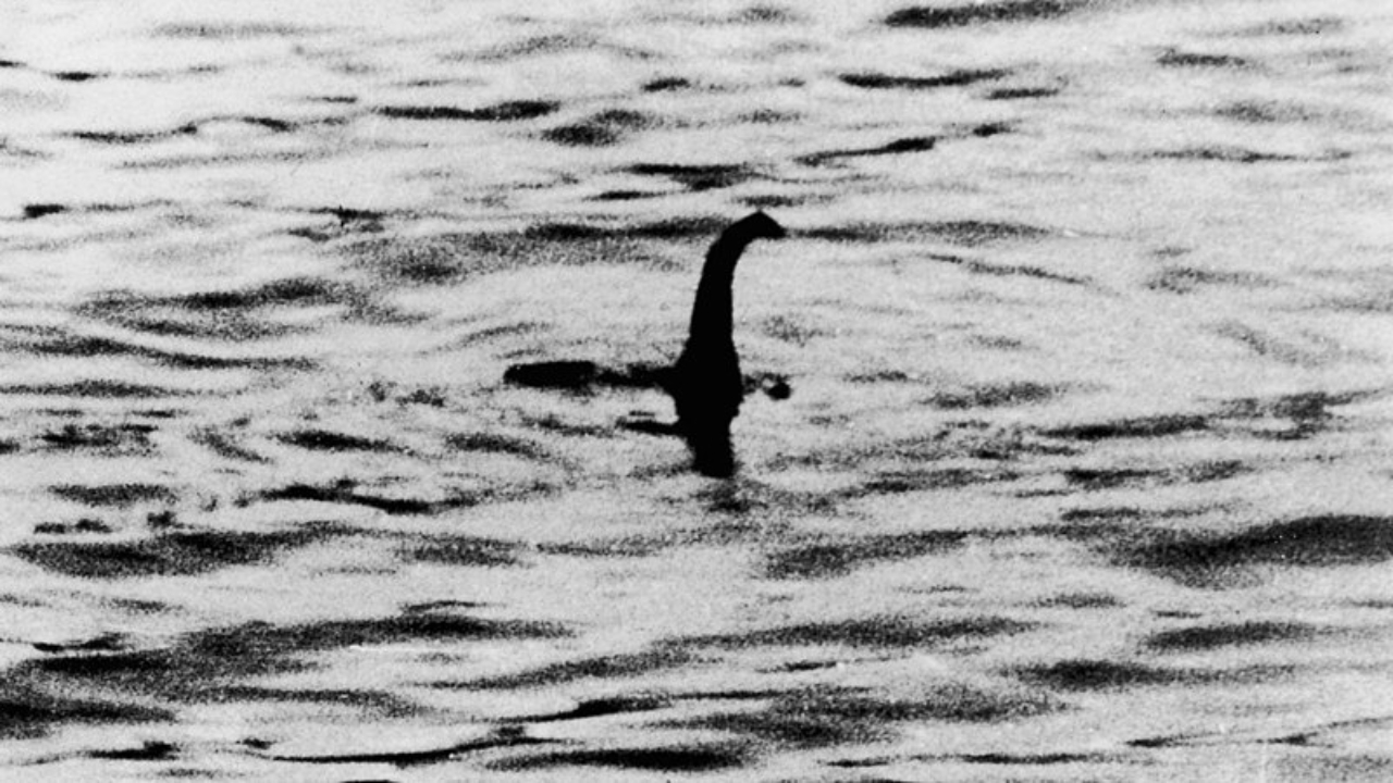 Fotografia de 1934 tirada por Robert Wilson, que dizia registrar o Monstro do Lago Ness