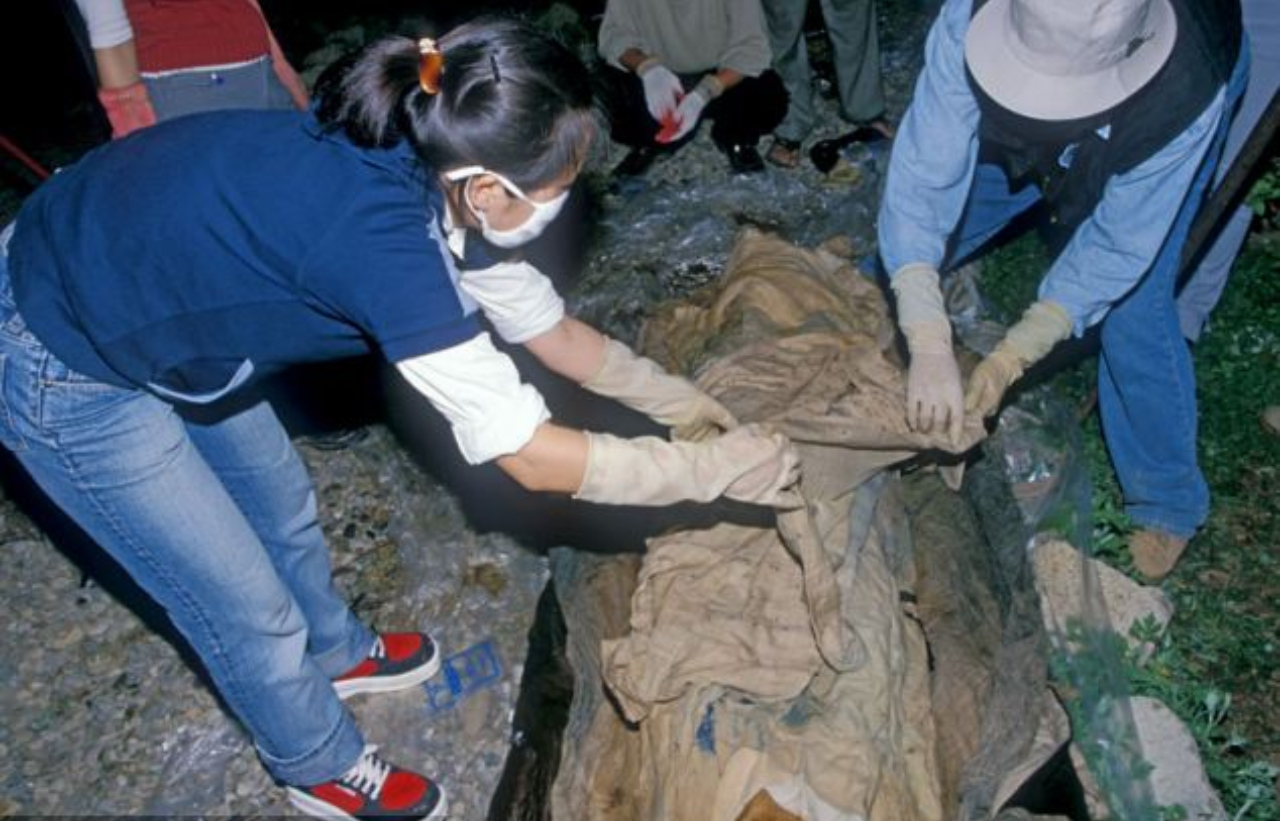 Fotografia das escavações da múmia de 