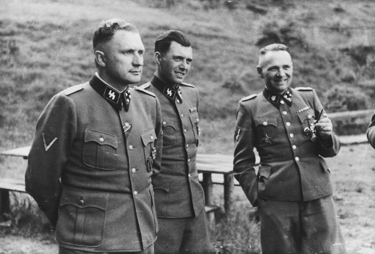 Antiga foto dos nazistas Richard Baer, Josef Mengele e Rudolf Hoss, respectivamente