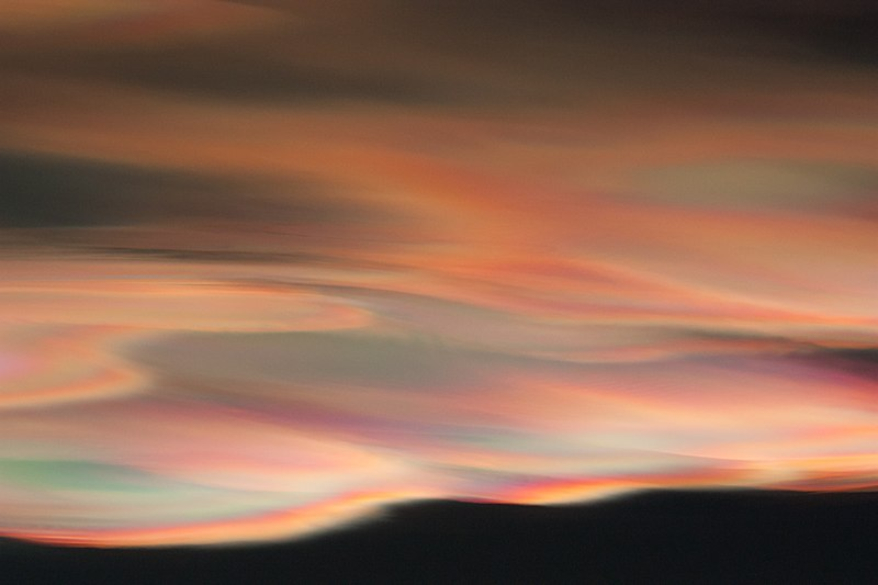 Nuvens estratosféricas polares registradas em 2014 sob o céu de Oslo, capital da Noruega
