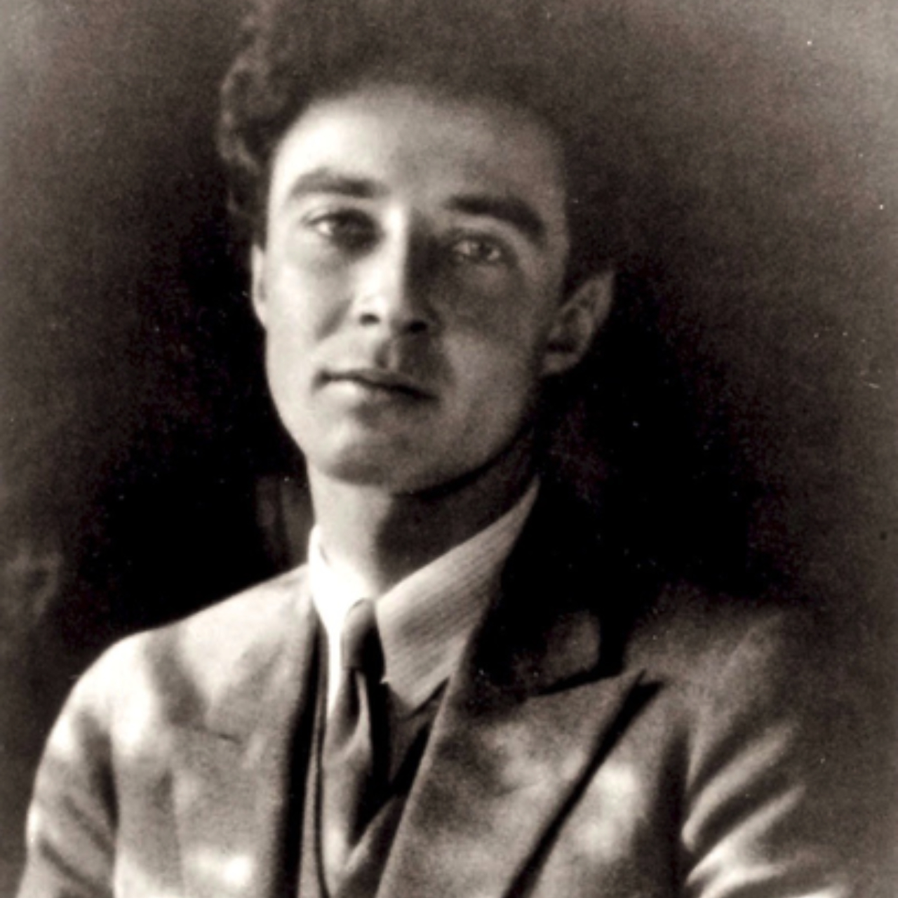 Fotografia de Oppenheimer quando mais jovem, entre 1926 e 1927