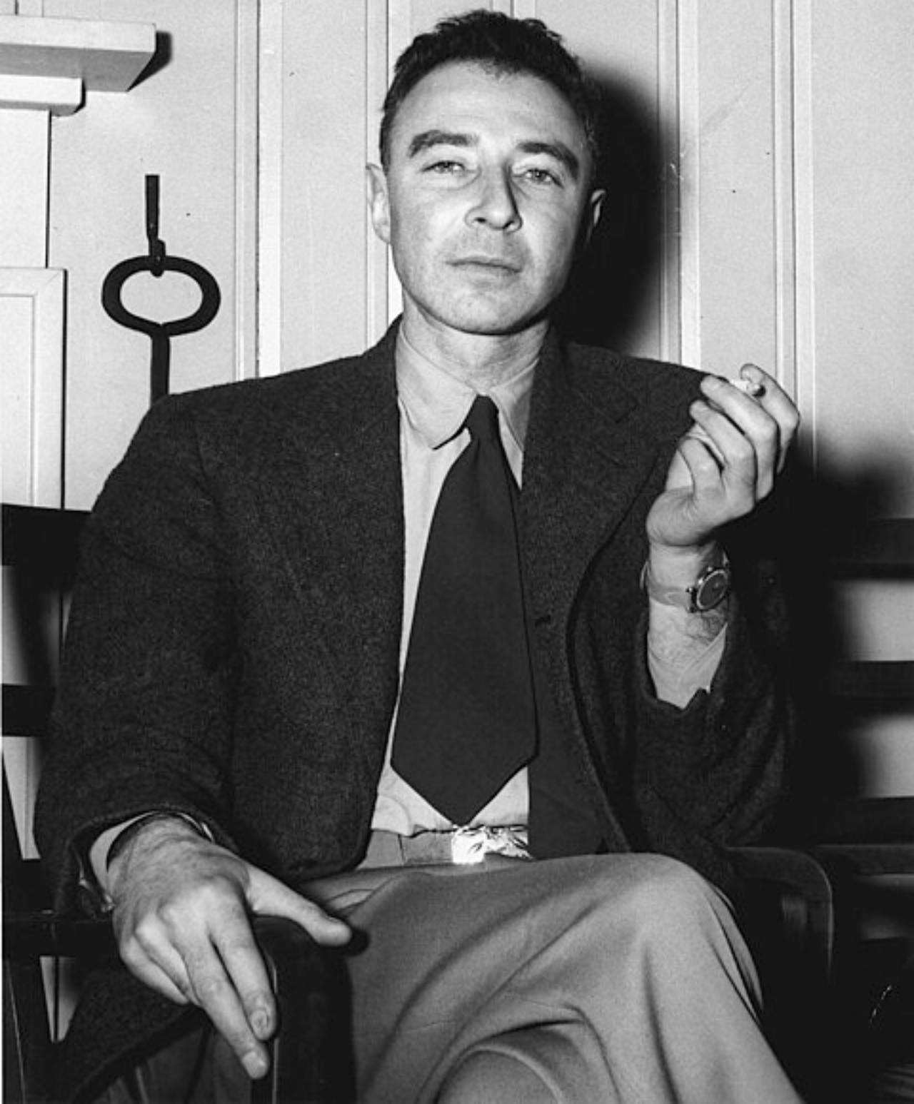 Antiga fotografia do físico J. Robert Oppenheimer