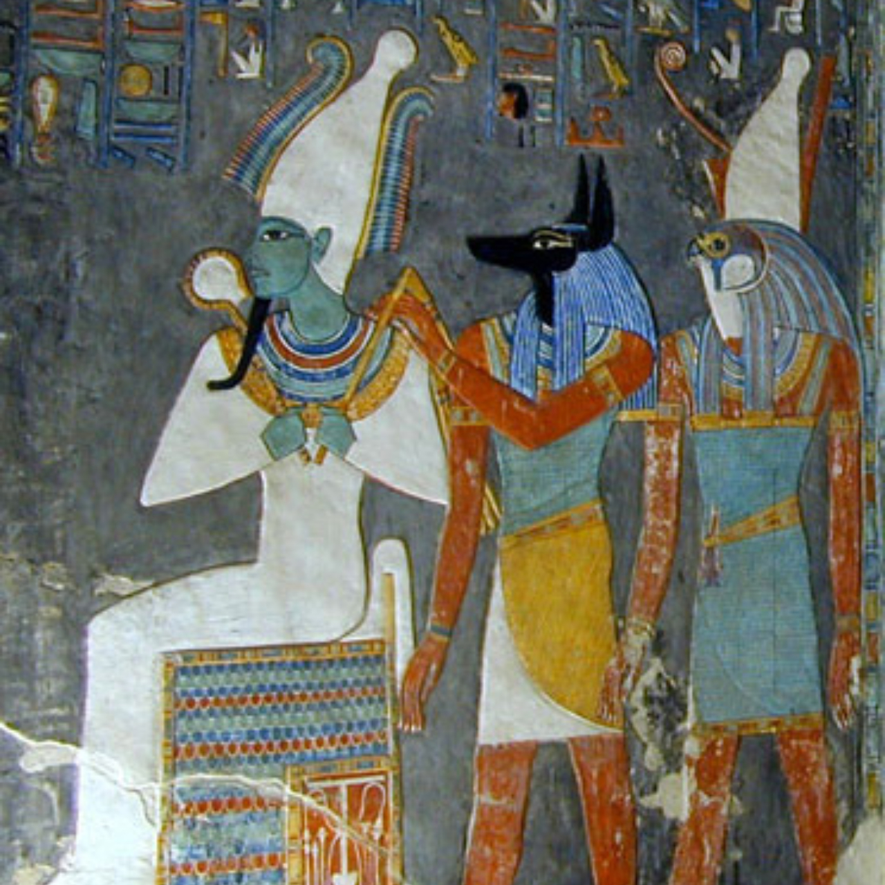 Gravuras da tumba do faraó Horemebe, com as representações de Osíris, Anúbis e Hórus, o deus-falcão do céu, respectivamente