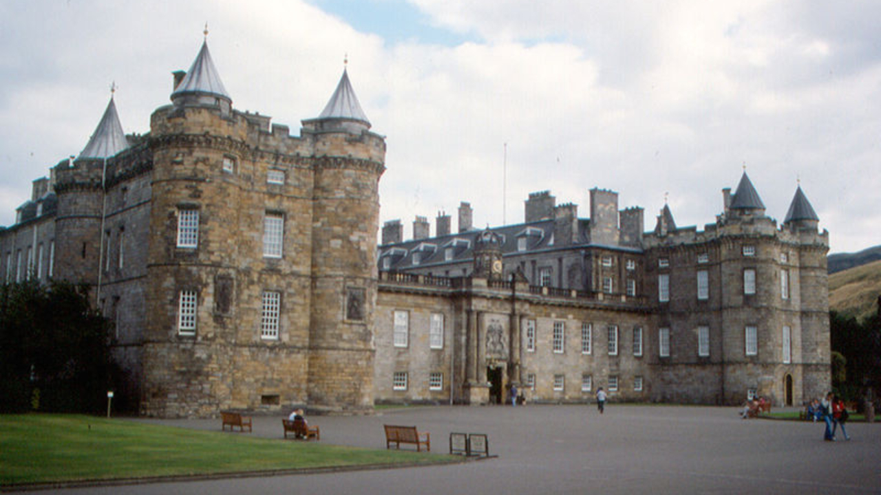 Palácio de Holyroodhouse, fundado em 1128, na Escócia