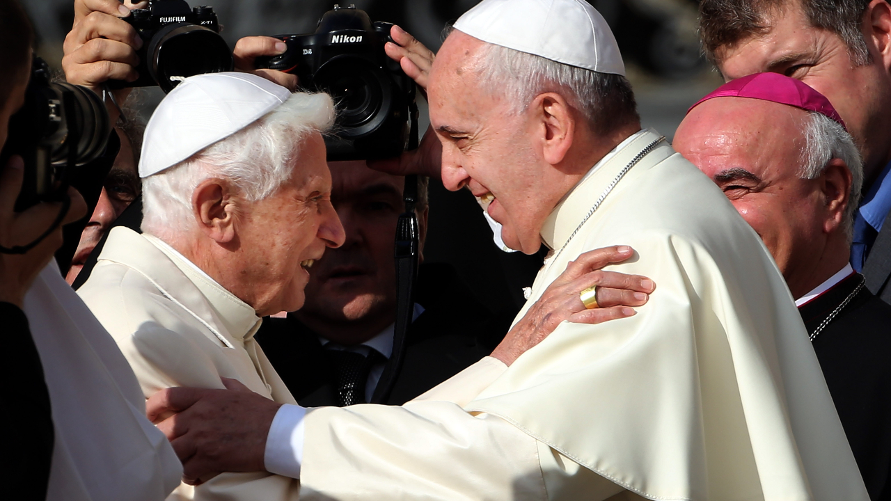Momento histórico de reunião entre os dois últimos papas, Bento XVI e o atual, Francisco