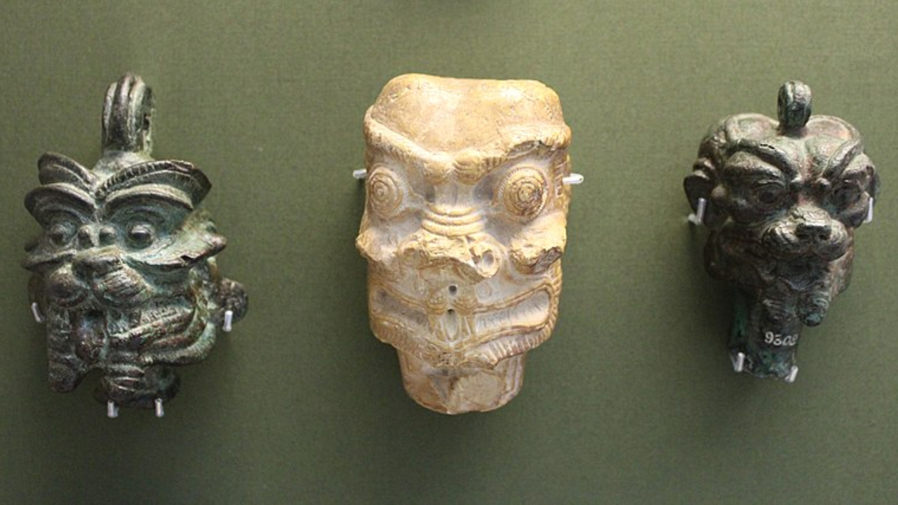 Antigas cabeças mesopotâmicas do demônio Pazuzu