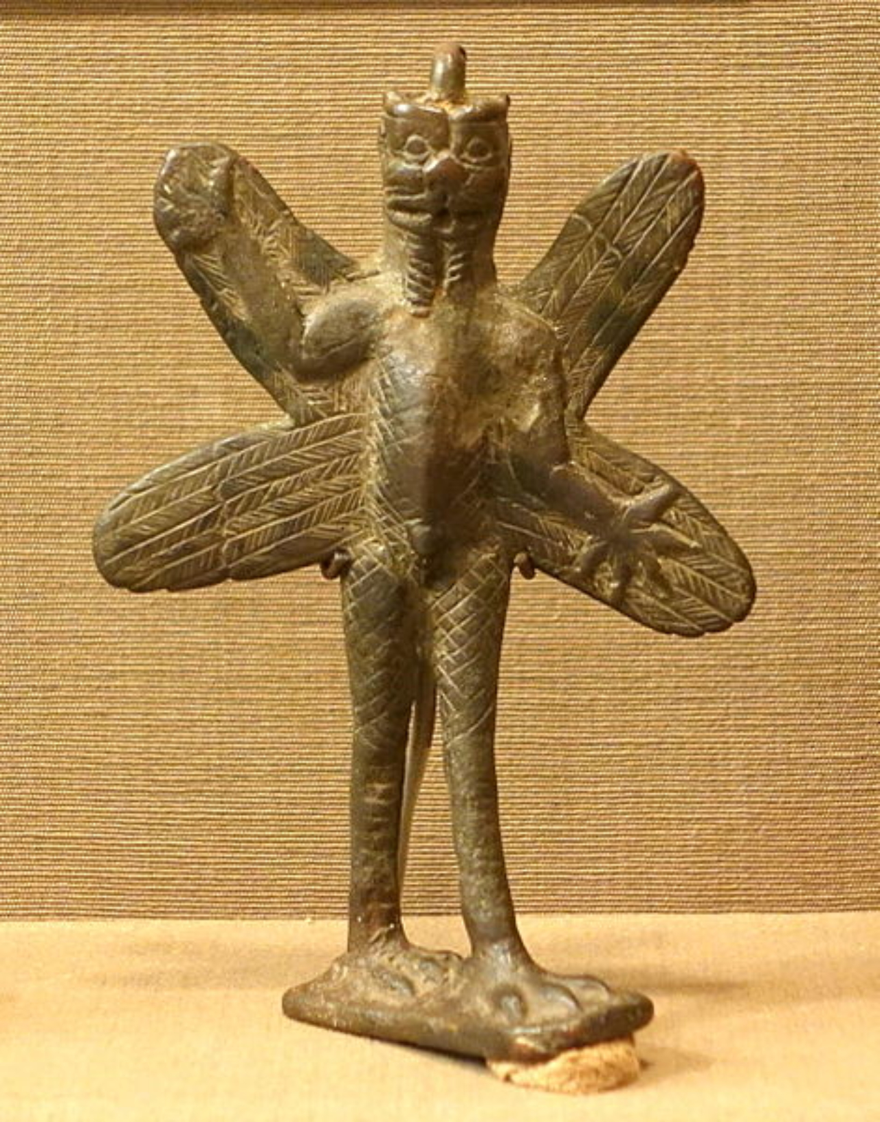 Estatueta de corpo inteiro retratando Pazuzu
