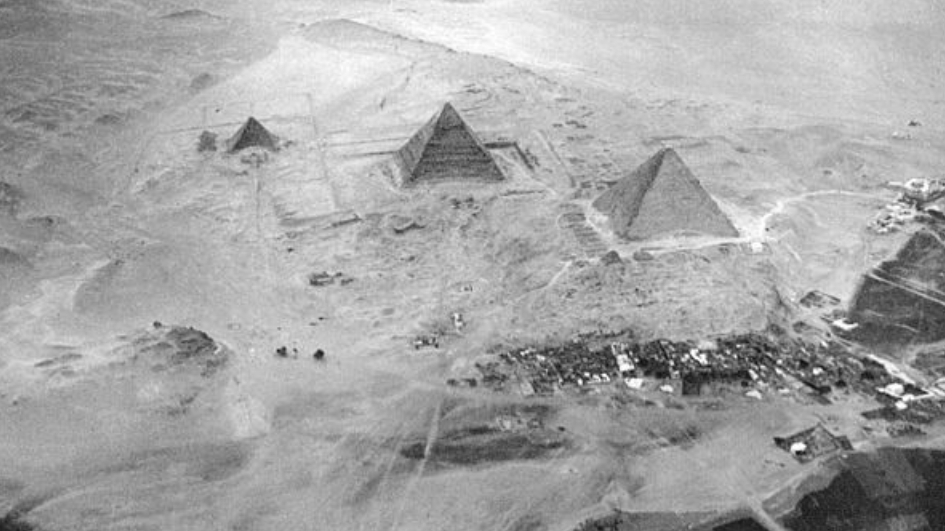 Fotografia aérea das pirâmides de Miquerinos, Quéfren e Quéops, respectivamente