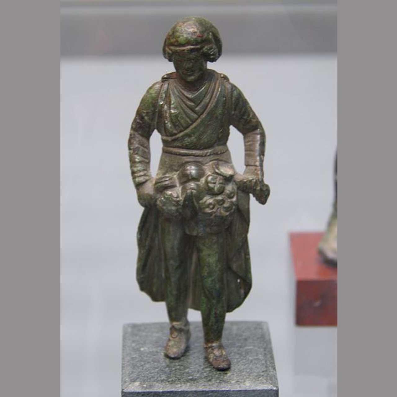 Pequena estátua de Príapo, deus greco-romano da fertilidade e protetor do solo