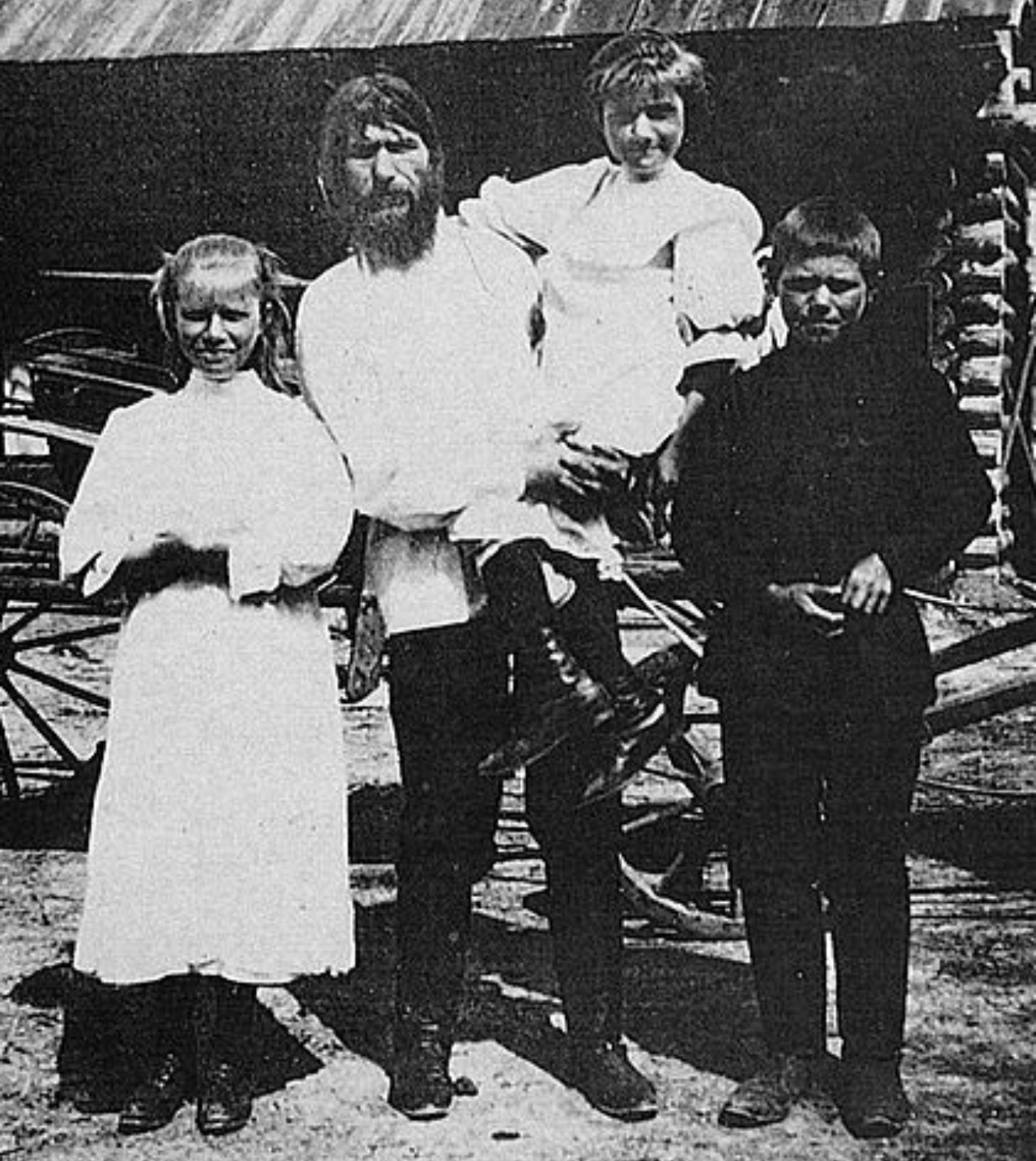 Antiga fotografia da família Rasputin, com Grigori e seus três filhos