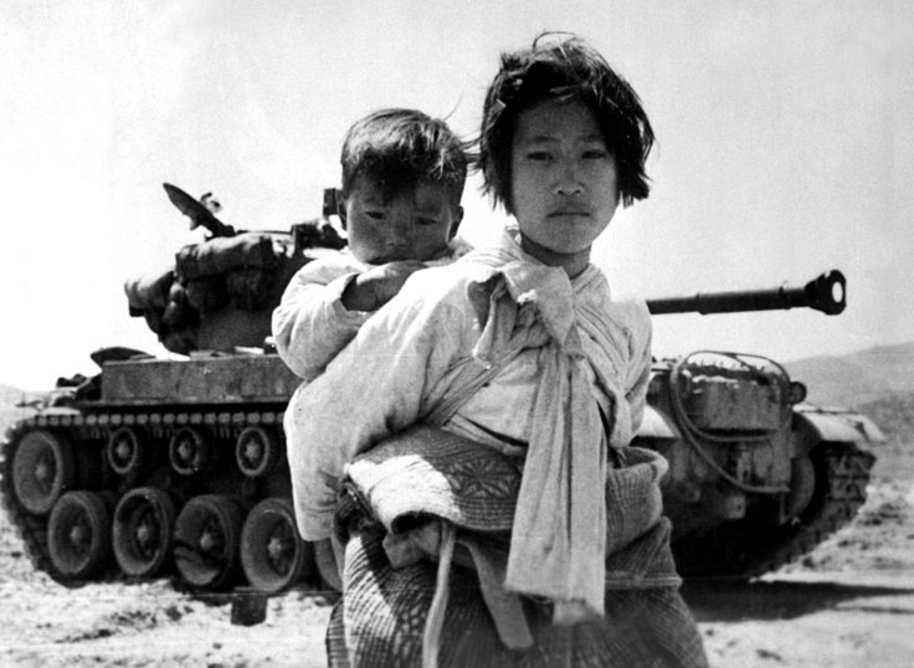 Antiga fotografia de uma refugiada coreana em meio à Guerra da Coreia