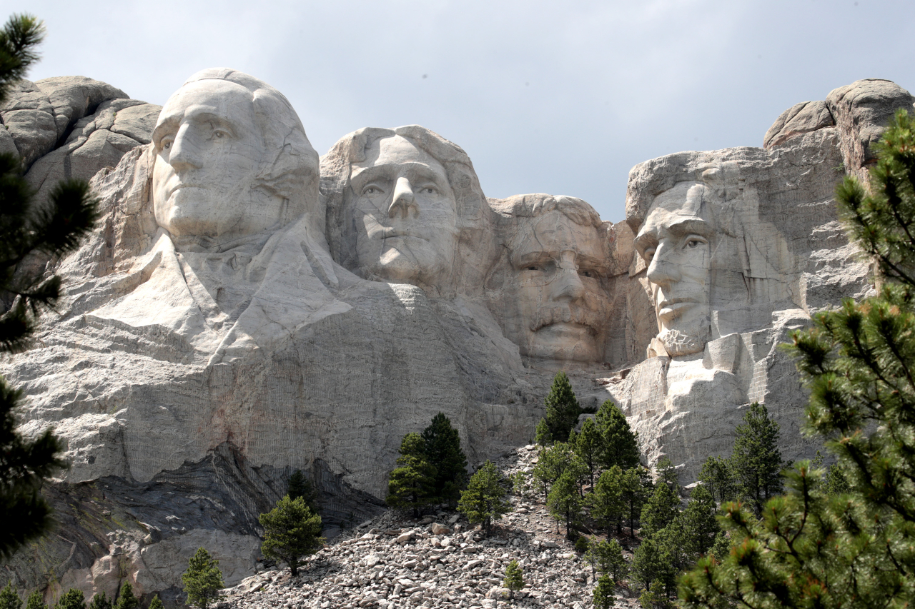 Cabeças de George Washington, Thomas Jefferson, Theodore Roosevelt e Abraham Lincoln, respectivamente, no Monte Rushmore