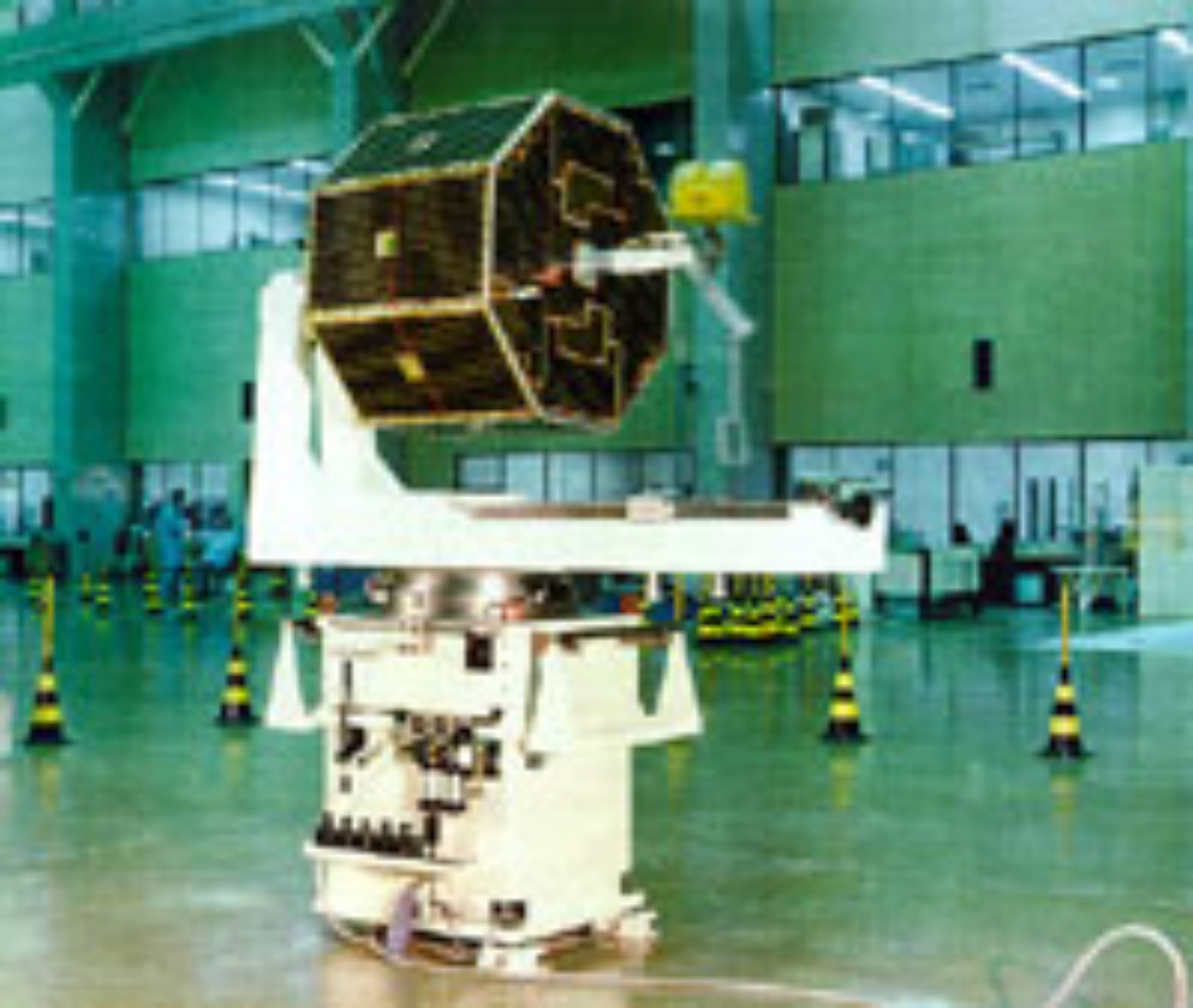 Antiga fotografia do satélite SCD-1 enquanto ainda era testado