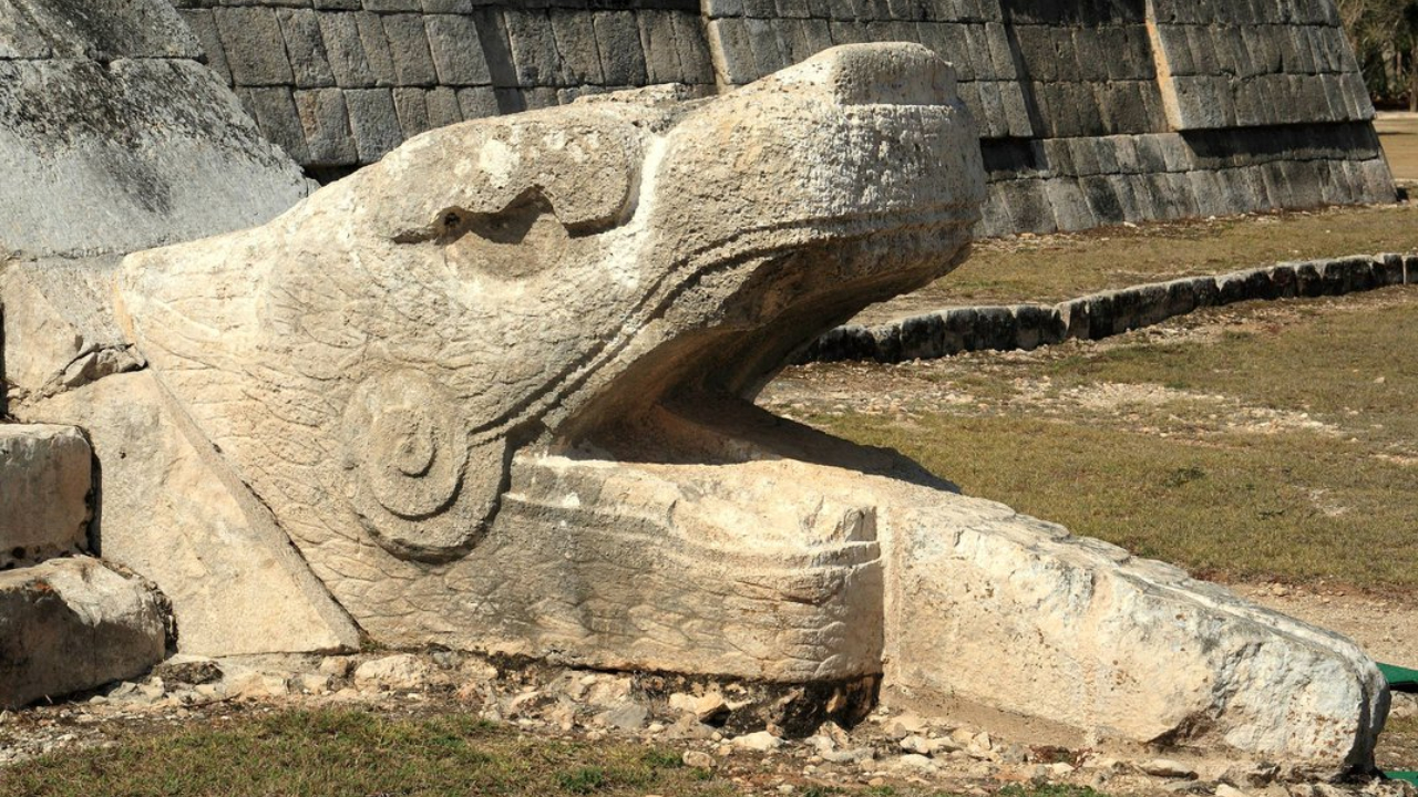 Escultura de Ku'ku'lkán, o deus serpente emplumado maia, em Chichen Itza