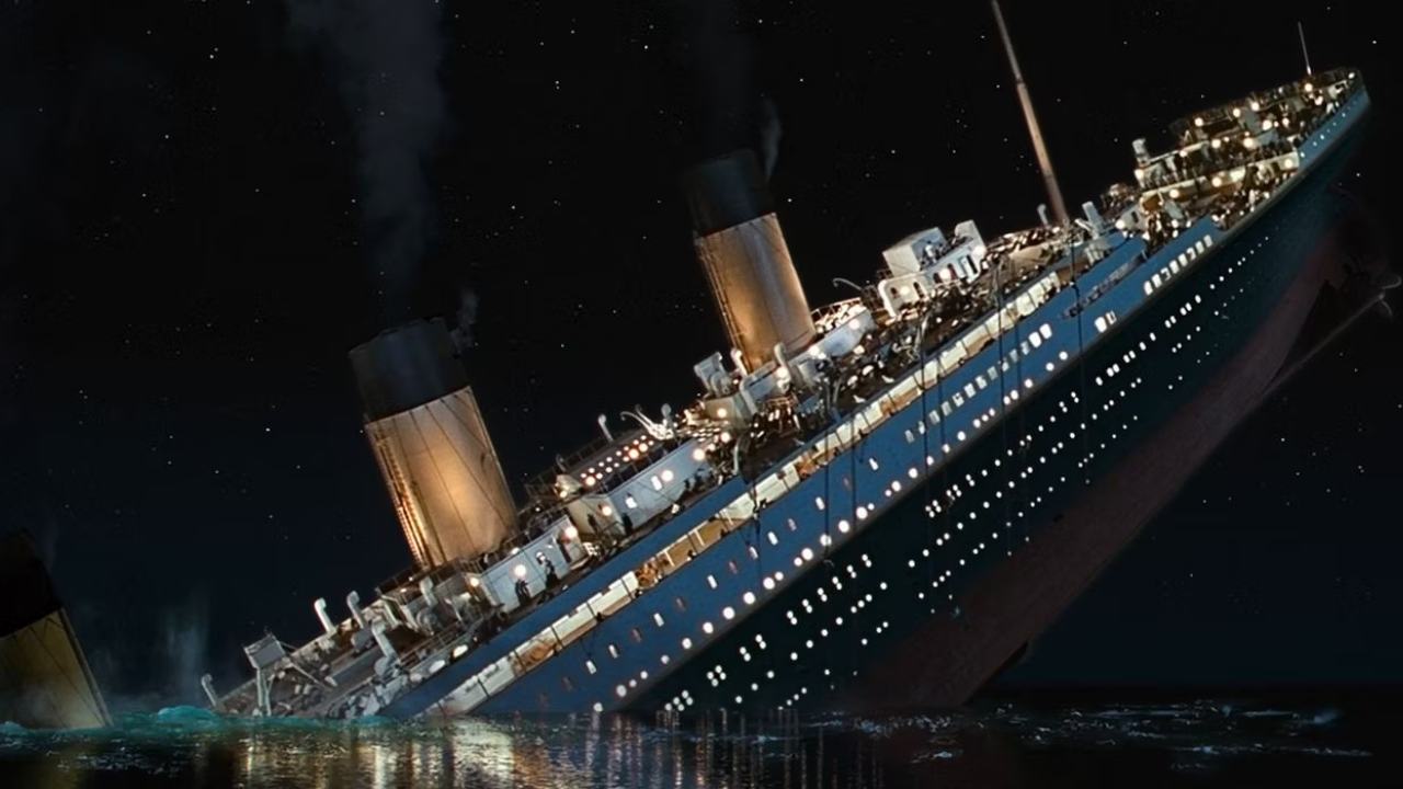 Cena do Titanic afundando no filme