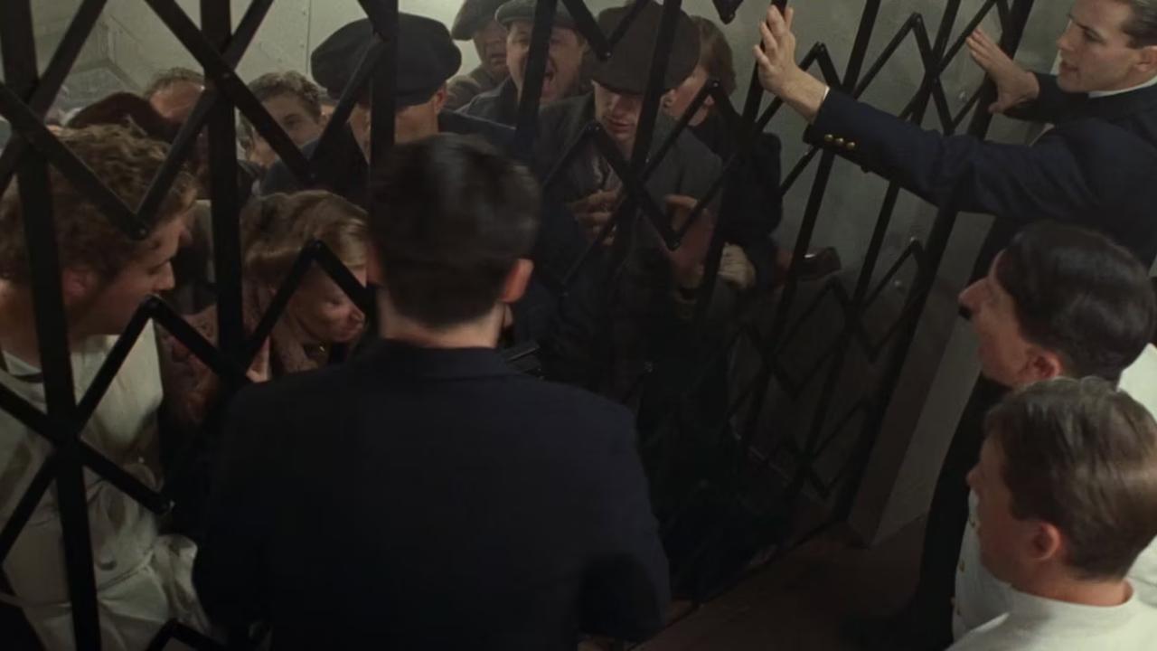Cena em que os passageiros da terceira classe são mantidos atrás de portão, em 'Titanic' (1997)