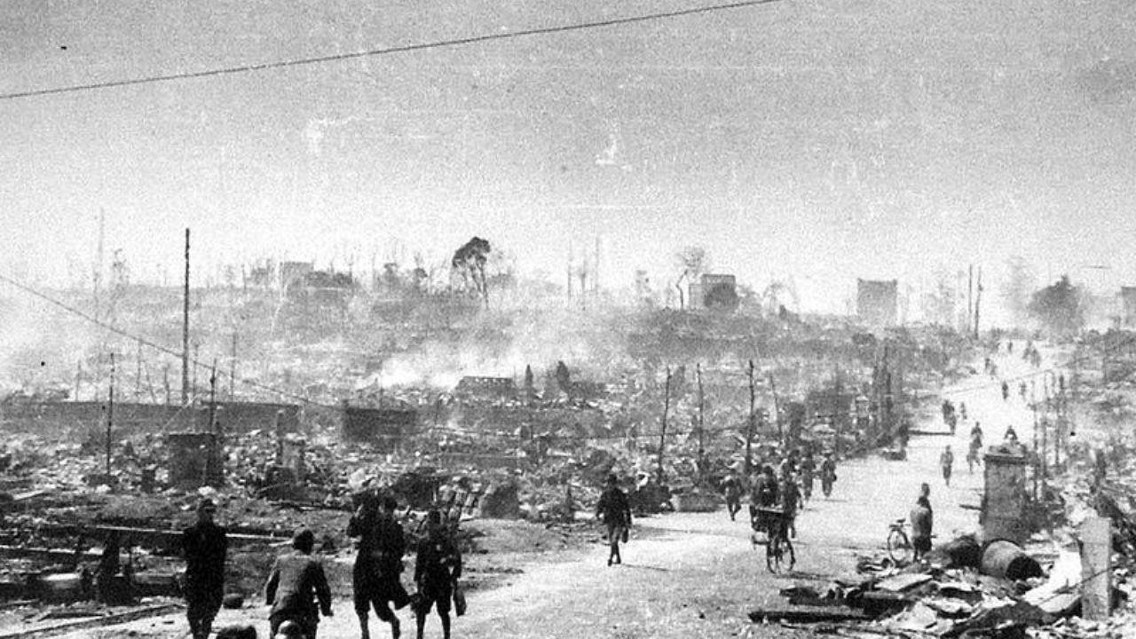 Antiga fotografia de 1945 de Tóquio bombardeada