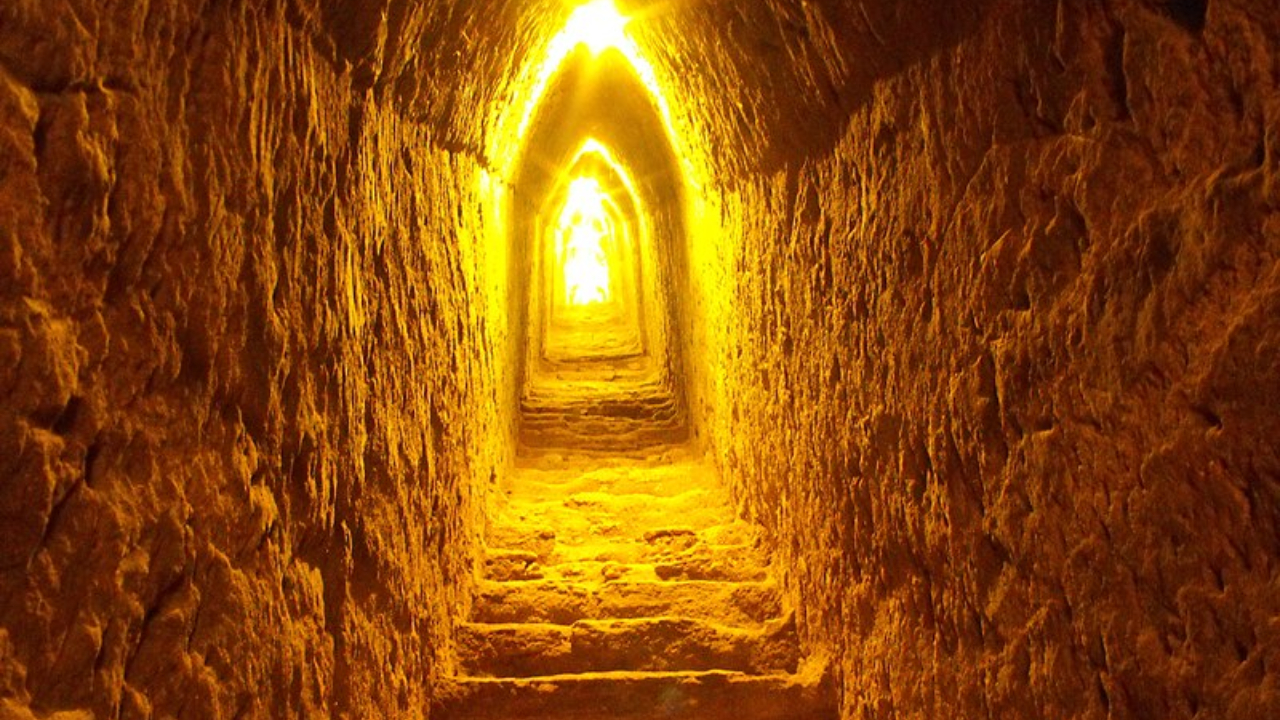 Fotografia de túnel interno da Grande Pirâmide de Cholula