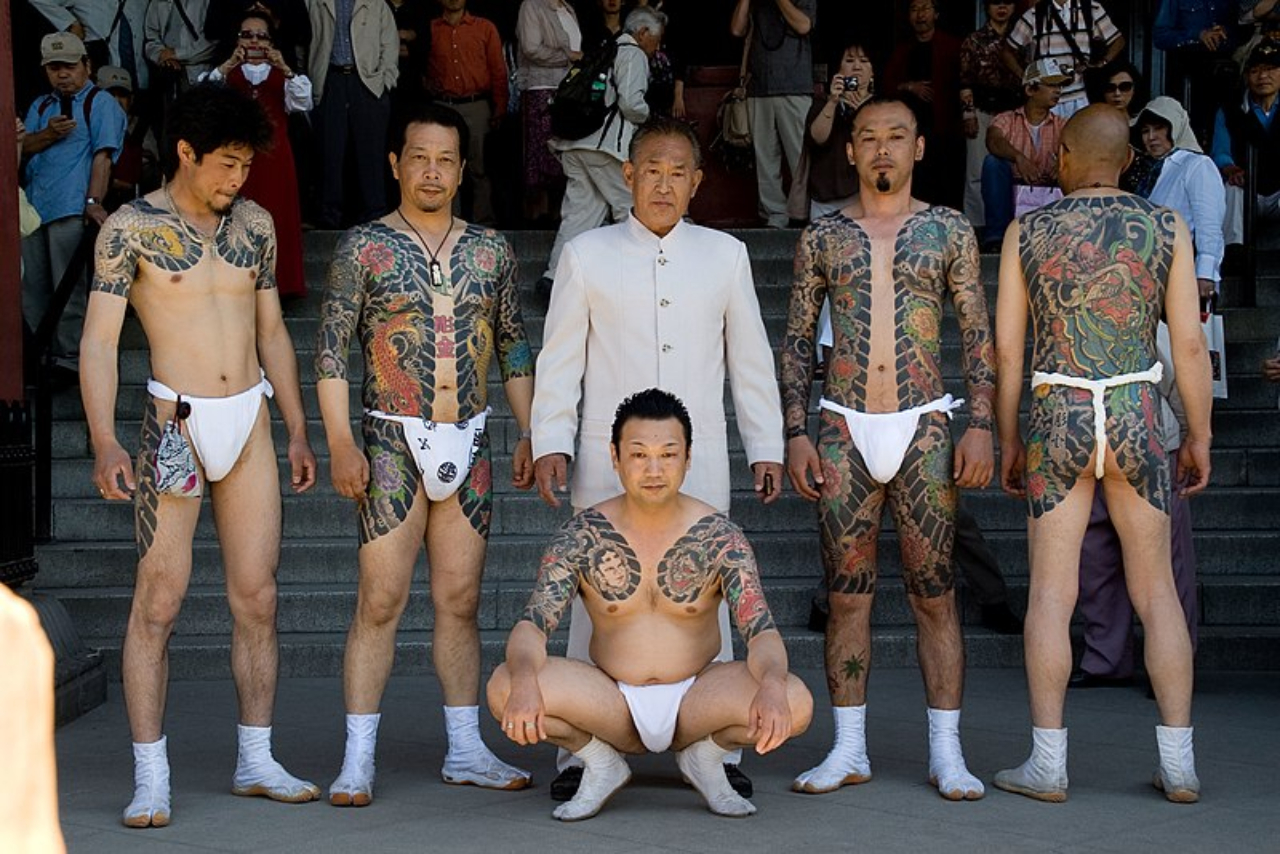 Membros da yakuza exibindo tatuagens
