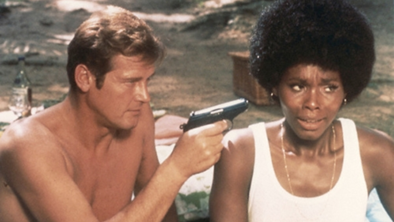 Cena de 'Com 007 Viva e Deixe Morrer' (1973), onde é possível ver James Bond, estrelado por Roger Moore, e Rosie Carver, interpretada por Gloria Hendry