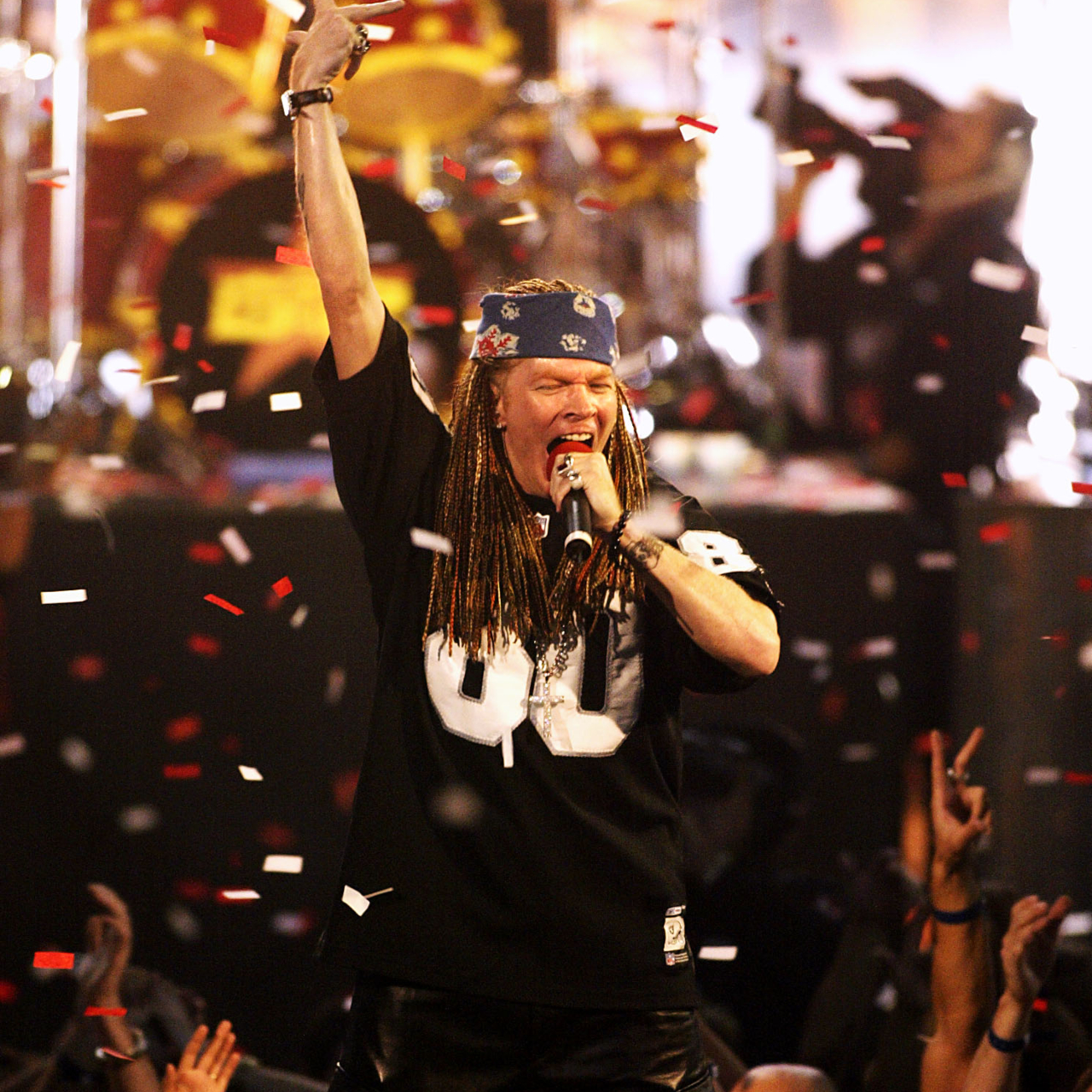Fotografia de Axl Rose em show com o Guns N' Roses realizado em 2002