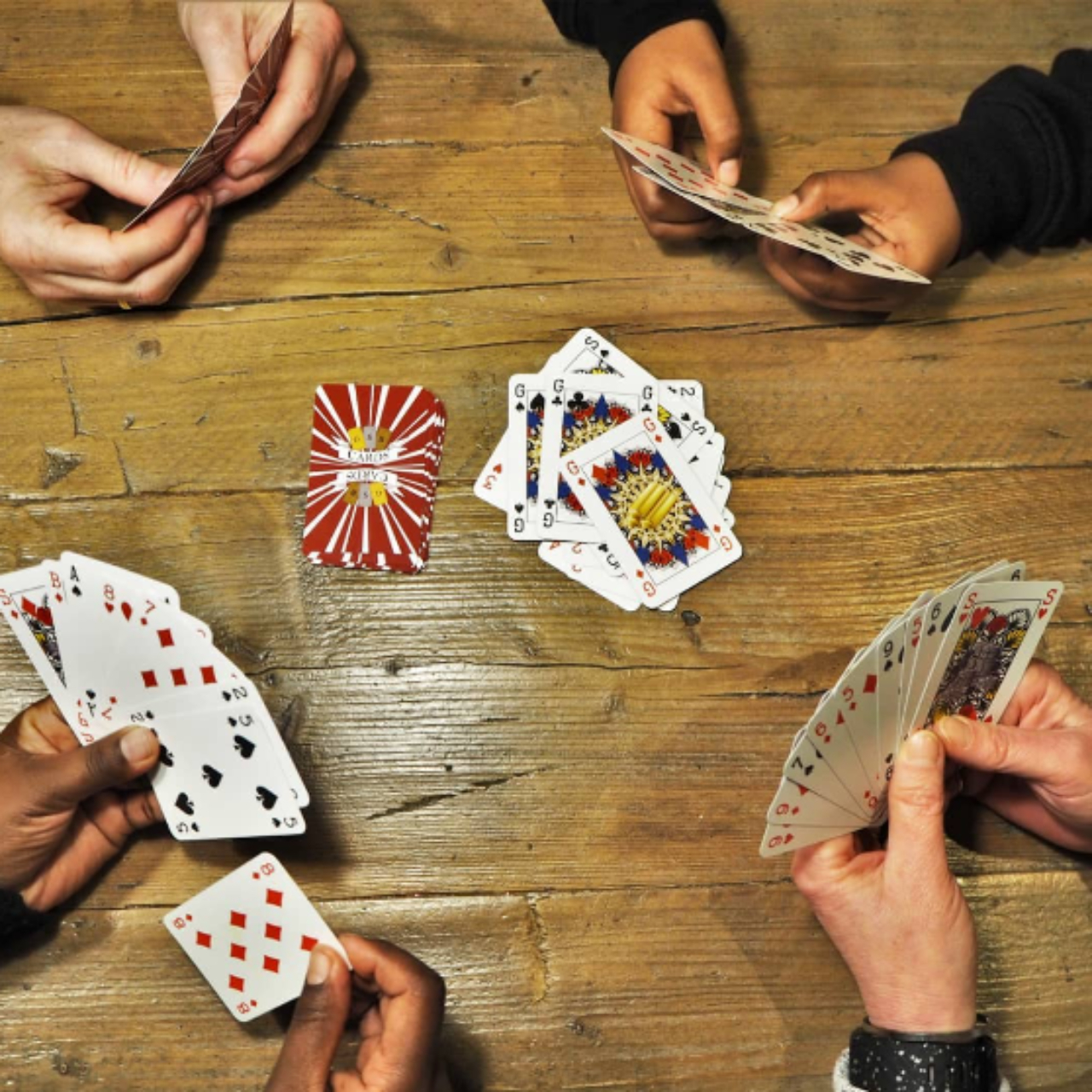 Imagem promocional de pessoas jogando com baralho de gênero neutro