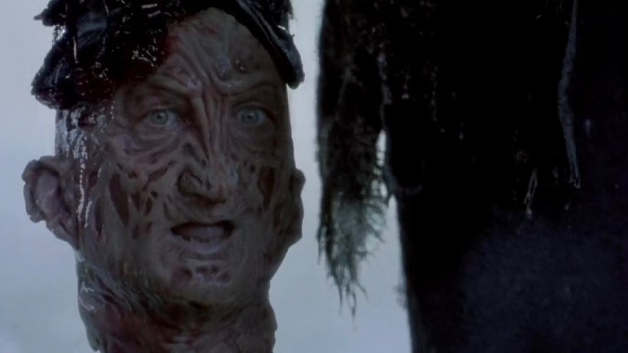 Cabeça de Freddy Krueger segurada por Jason Voorhees em 'Freddy x Jason'