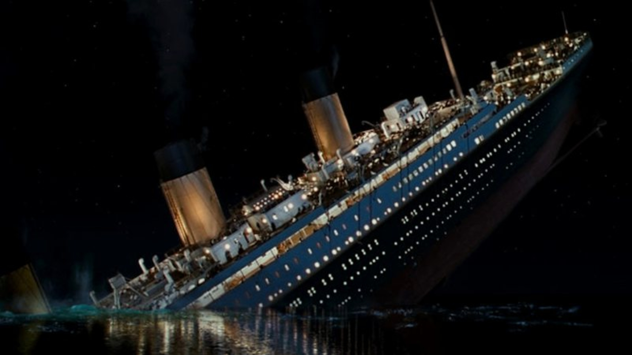 Cena de 'Titanic' (1997), dirigido por James Cameron, do navio afundando