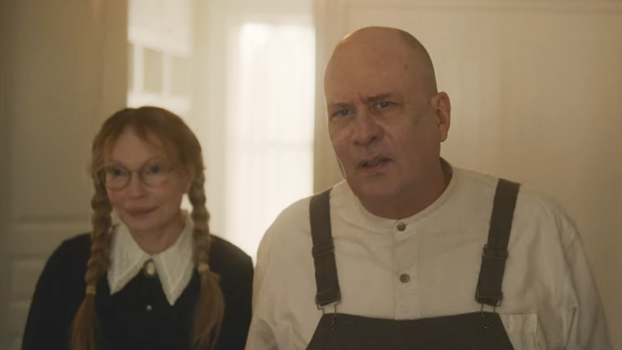 Jasper e Pearl Winslow, interpretados por Terry Kinney e Mia Farrow, em 'Bem-vindos à vizinhança'