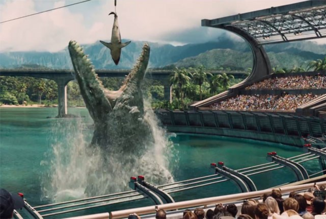 Cena em que é possível ver apresentação do mosassauro em 'Jurassic World' (2015)