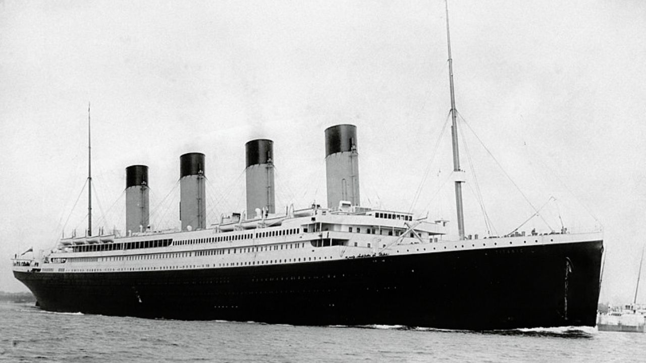 Verdadeiro navio RMS Titanic, em fotografia de 10 de abril de 1912.