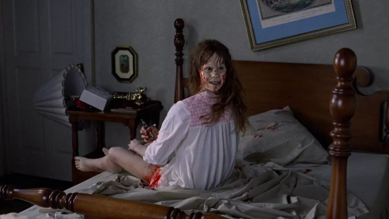 Emblemática cena de 'O Exorcista' (1973), onde Regan MacNeil vira a cabeça a 180º