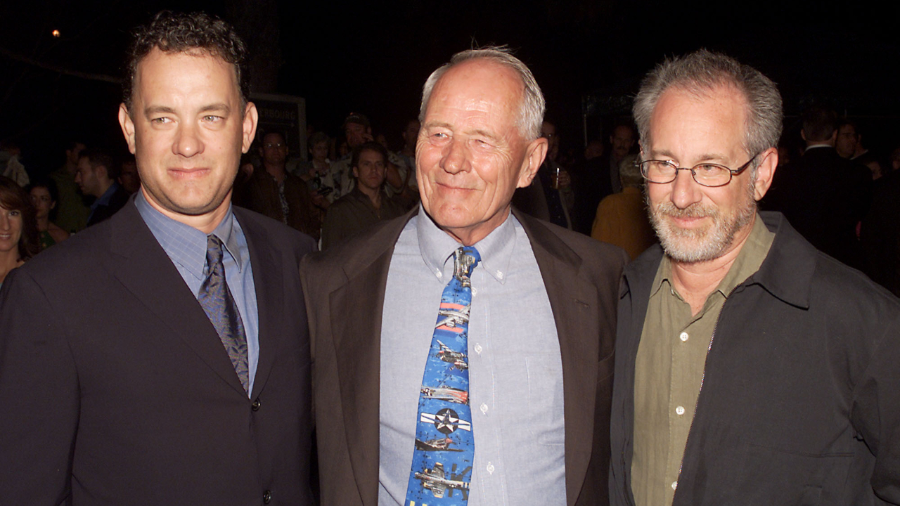 Tom Hanks, Stephen Ambrose e Steven Spielberg, respectivamente